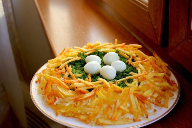 Очень вкусный салат «Гнездо глухаря» с курицей, ветчиной и грибами — простой рецепт
