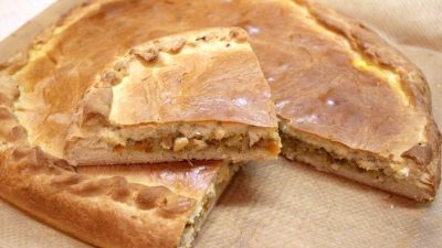 Капустный пирог из дрожжевого теста на молоке и масле