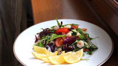 Салат с рукколой, базиликом и креветками