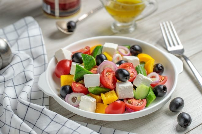 Греческий салат с болгарским перцем и красным луком