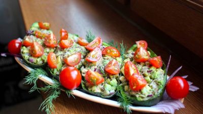 Салат с авокадо, тунцом и укропом