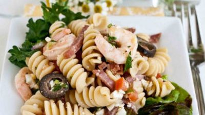 Салат «Цезарь» с пастой, креветками и оливками