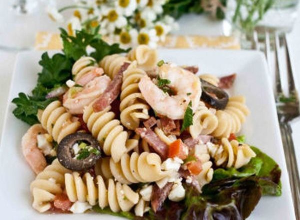 Салат «Цезарь» с пастой, креветками и оливками