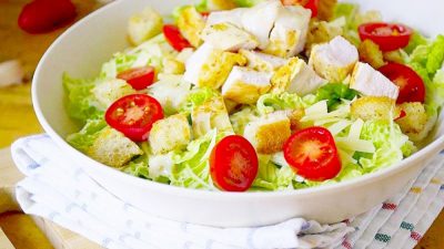 Домашний салат «Цезарь» с курицей и пекинской капустой