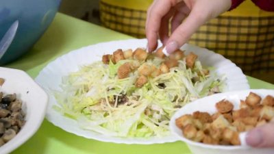 Цезарь с курицей по-украински с пекинской капустой