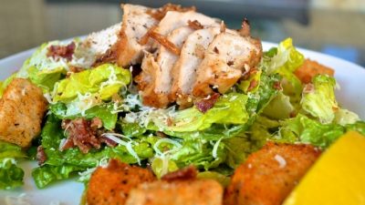 Цезарь с курицей гриль и заправкой из анчоусов