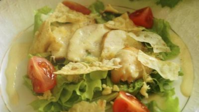 Цезарь с курицей, помидорами черри и лавашом