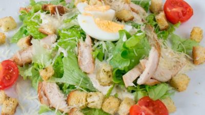 Цезарь с курицей, яйцами и чесночным майонезом