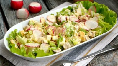 Цезарь с курицей, редиской и ржаными сухариками