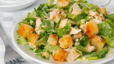 Салат «Цезарь» с курицей, ветчиной и пекинской капустой