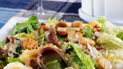 Салат «Цезарь» с курицей, анчоусами и пармезаном