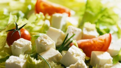 Диетический «Цезарь» с курицей и сыром фета