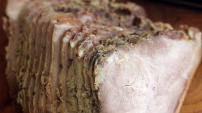 Буженина с кориандром и красным перцем на плите