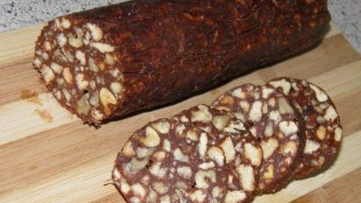 Шоколадная колбаска с какао-порошком