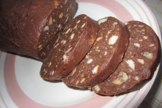 Сладкая шоколадная колбаска из печенья со сгущенным молоком