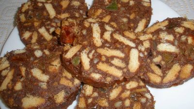 Сладкая колбаска из печенья с цукатами