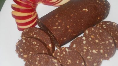 Сладкая колбаска из бисквитной крошки