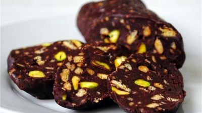 Сладкая колбаска с фисташками и кунжутом