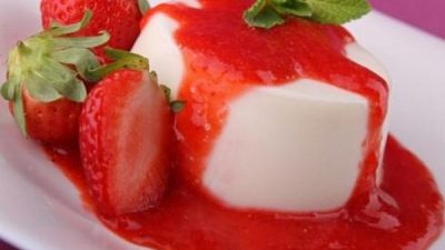Панакота с клубничным соусом от Эктора Хименеса