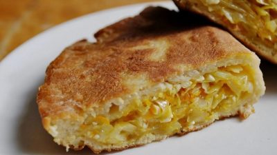 Шарлотка с капустой и луком в духовке