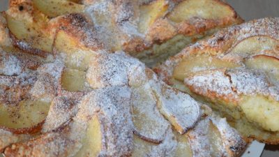 Классическая шарлотка с грушами и ванилином