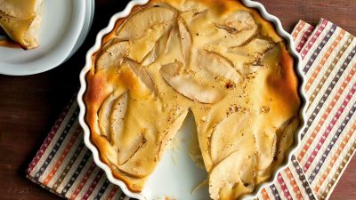 Яблочная шарлотка с грушами и корицей