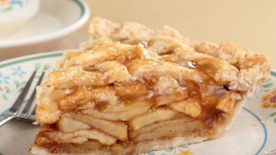Грушевая шарлотка с изюмом и ромашковым кремом
