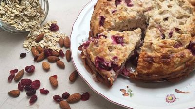 Зимняя шарлотка с вишней в духовке