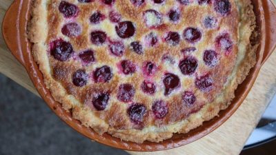Вишневая шарлотка с яблоками и корицей