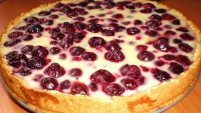 Вишневая шарлотка с творогом без муки
