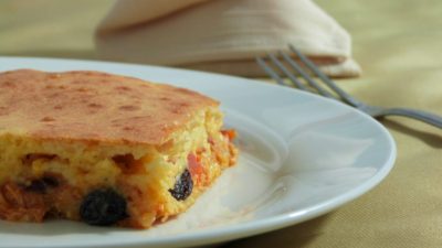 Домашняя шарлотка с тыквой и изюмом