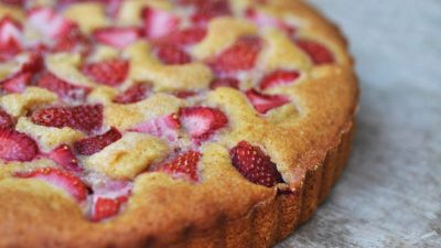Шарлотка с клубникой на сливочном масле