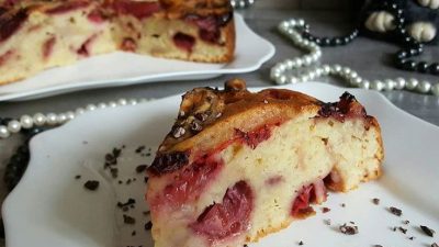 Клубничная шарлотка с манкой