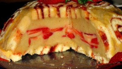 Клубничная шарлотка с ванилином в мультиварке