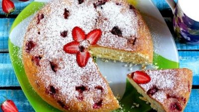 Клубничная шарлотка на кефире с маслом