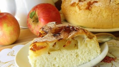 Яблочная шарлотка без яиц на кефире с манкой