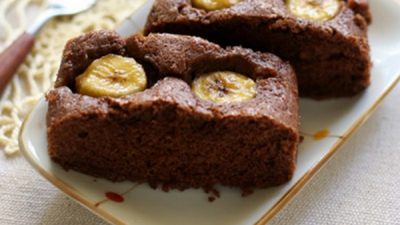 Бананово-шоколадная шарлотка с манкой