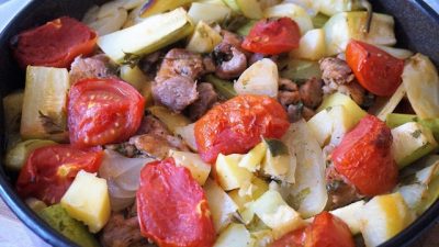 Овощное рагу с мясом и зеленью в духовке