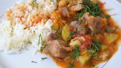 Тушеная свинина с кабачками, помидорами и морковью