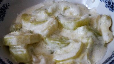 Кабачки с чесноком в сметане на сковороде