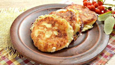 Творожные оладьи с молоком и сметаной