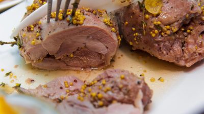 Запеченная индейка с чесноком в сметанном соусе