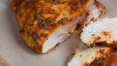 Буженина из куриной грудки в томатном соусе