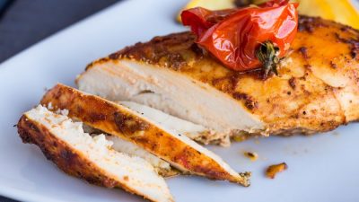 Куриная буженина с черносливом на сковороде