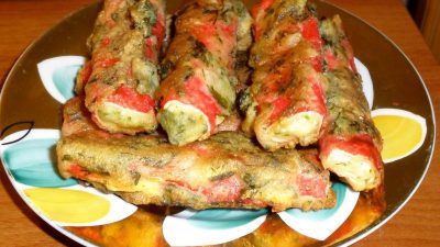 Крабовые палочки с плавленым сыром и чесноком в кляре
