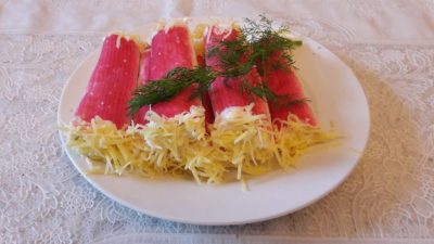 Крабовые палочки с плавленым сыром, яйцом и зеленью