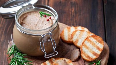 Простой паштет из куриной печени с грибами