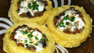 Картофельные гнезда с шампиньонами в сметанном соусе