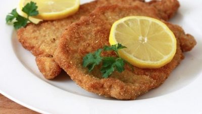 Классический немецкий шницель во фритюре