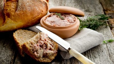 Классический паштет из свиной печени с чесноком